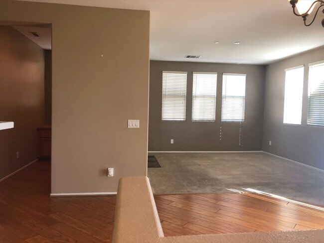 Building Photo - Comfort and convenience in this 2 bedroom 2 bathroom home