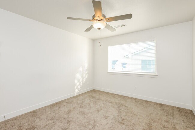 Building Photo - 4762 E Lk Cor Dr