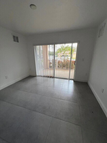 Building Photo - 191 SW Palm Dr