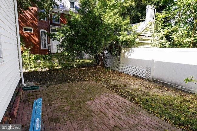 Building Photo - 611 Locust St