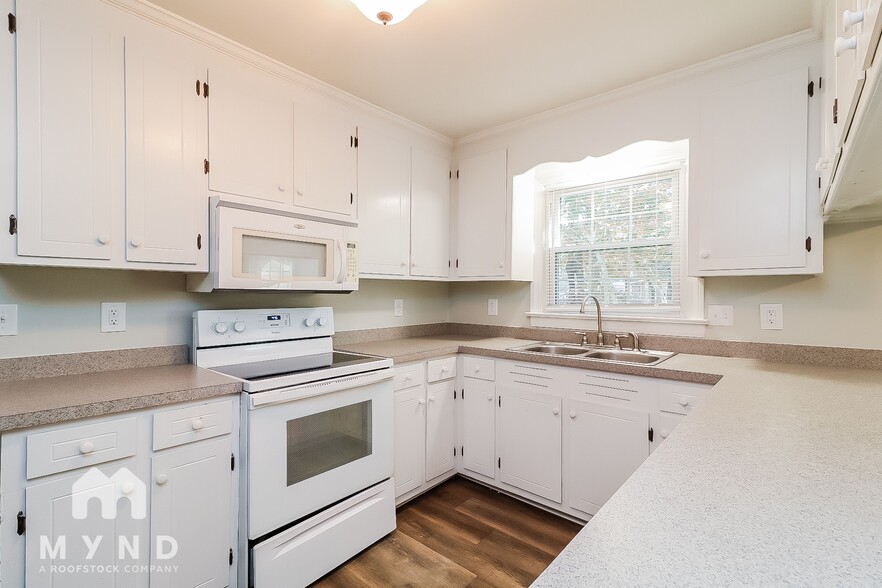 Building Photo - 25 Camelia Dr