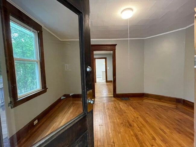 Building Photo - 1740 Farmington Ave