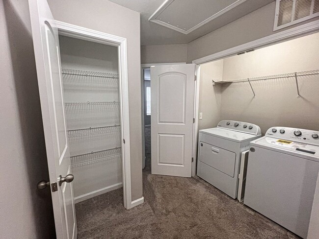 Building Photo - Lovely 2 bedroom 2 1/2 bathroom Townhome in Northeast Greensboro!