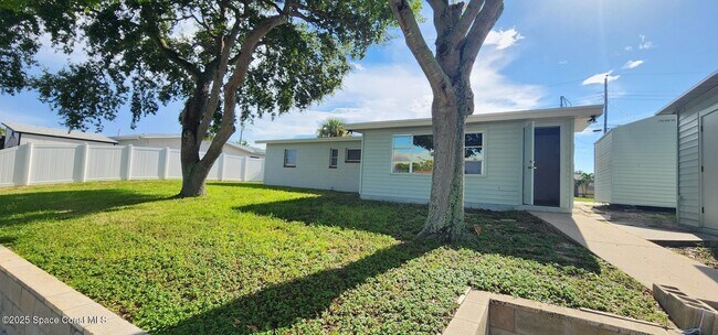Building Photo - 735 Jacaranda St