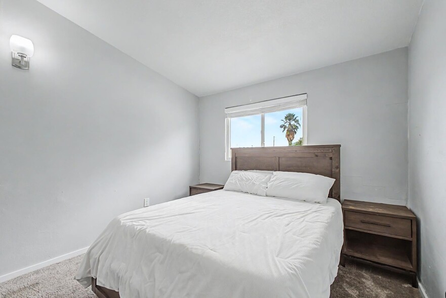 Building Photo - 2025 E Howe Ave