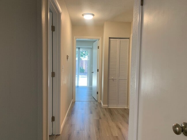 Building Photo - 5417 E Knoll Dr