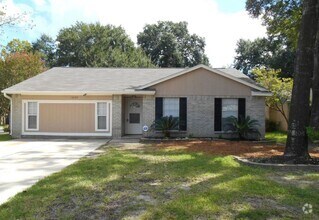 Building Photo - 4 Bedroom Home with 2 Bath and large back ...