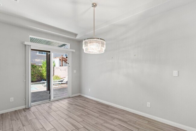 Building Photo - Beautiful 4 Bed 2.5 Bath Home Jones and Wa...