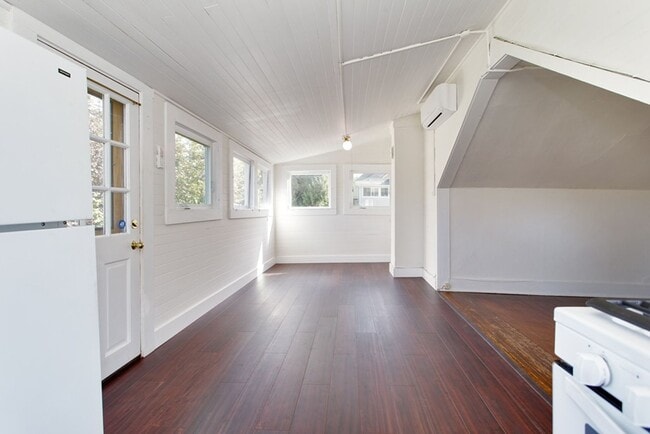 Building Photo - 1913 SE Stark St