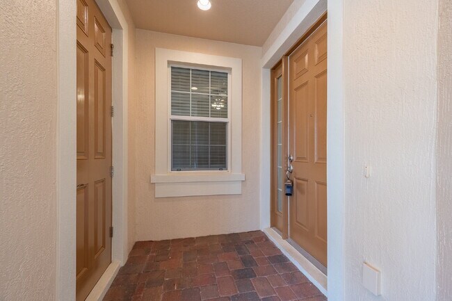 Building Photo - Beautiful 3/2 in desirable Stoneridge!