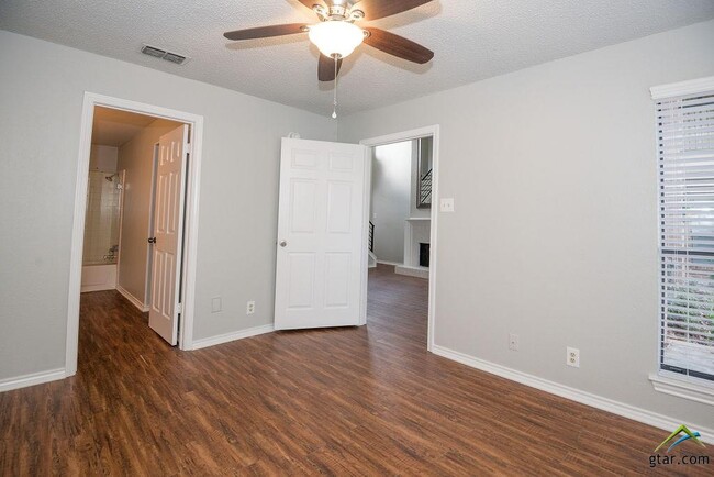 Building Photo - 5917 Hollytree Dr