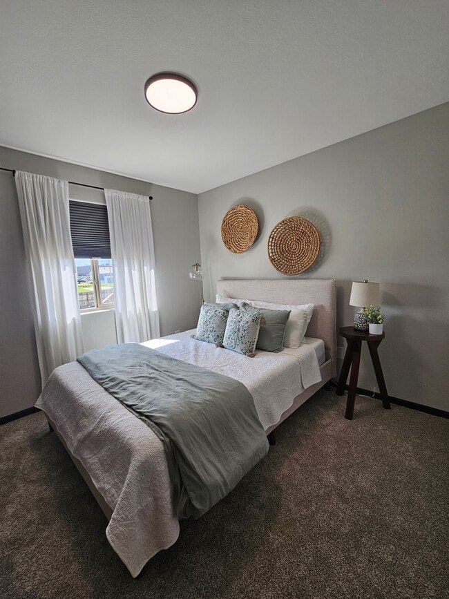 Building Photo - 4 BED | 3 BATH | SPLIT-FOYER HOME | DOUBLE...