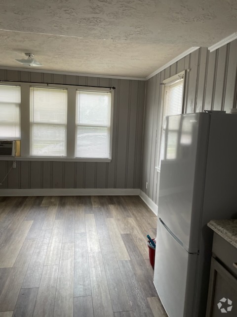 Building Photo - 401 Chautauqua Ave