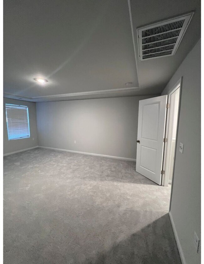 Building Photo - Three Bedroom Home