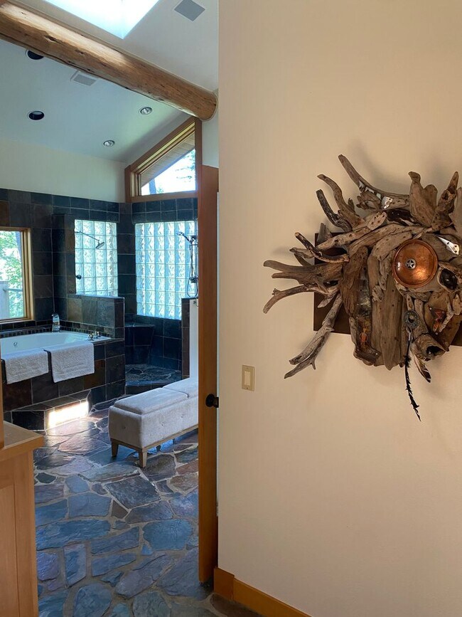 Building Photo - Hidden Whitefish Lake 3 bedroom Furnished ...