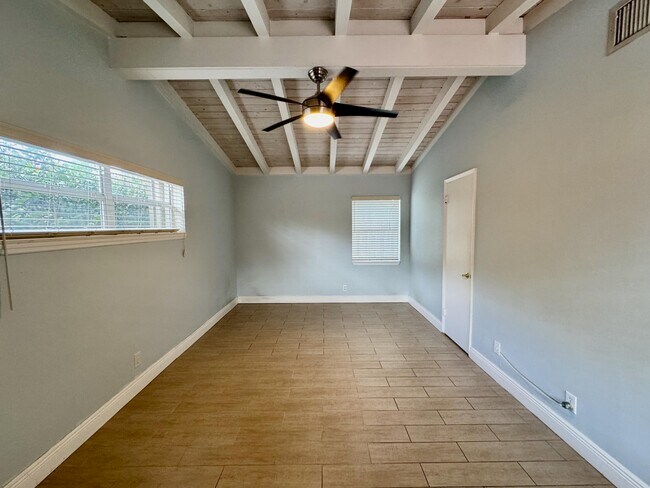 Building Photo - 1712 SW 5th St