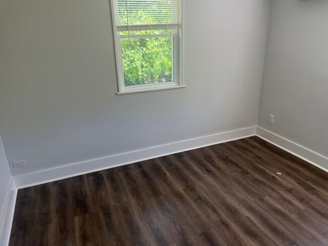 Building Photo - 557 S Church St