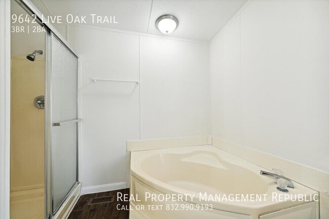 Building Photo - 9642 Live Oak Trail
