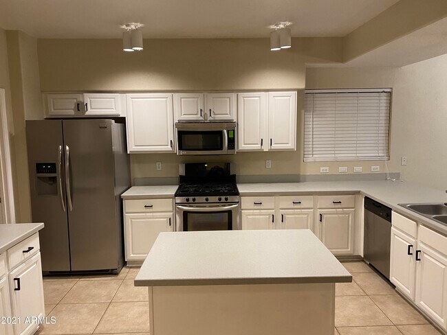 Building Photo - 454 E Baylor Ln