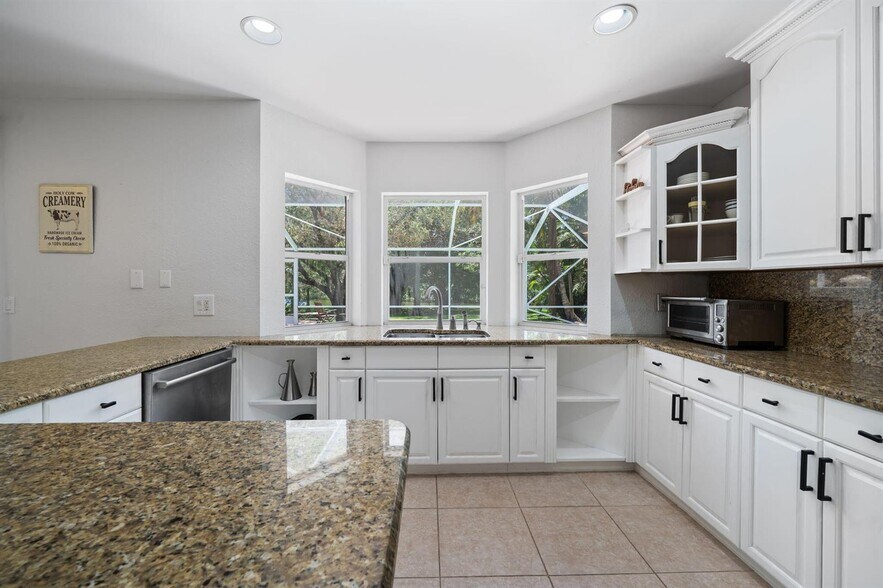Building Photo - 1527 S Club Dr