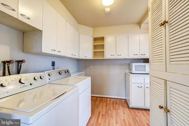 Building Photo - 2809 Pierpont St