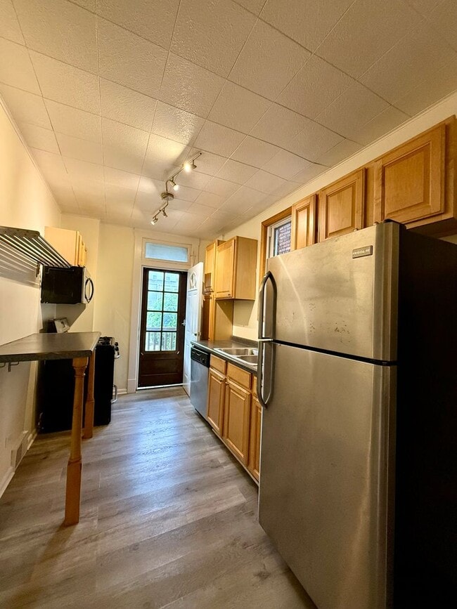 Building Photo - Updated 3BR 1 bath house with off street p...