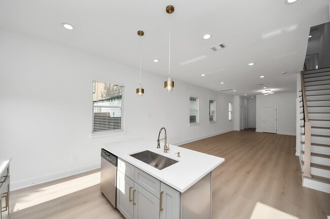 Building Photo - 8601 Amadwe St