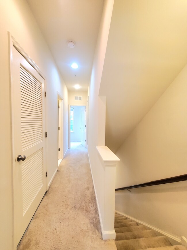 Building Photo - 135 Prado Ln