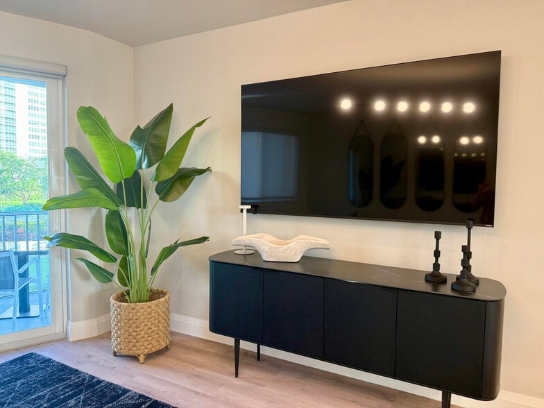 Building Photo - 2730 Banyan Rd