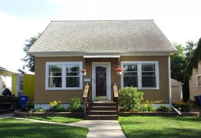 Building Photo - 814 11th Ave N