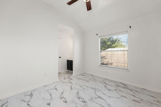 Building Photo - 14910 Lake Woodbridge Ct