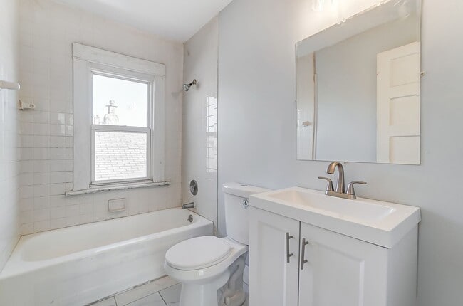 Building Photo - Two Bed, One Bath in Dayton!