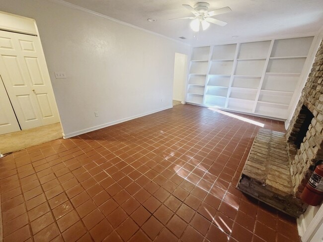 Building Photo - MIDTOWN 2/2.5 w/ Large Fenced Yard, Deck, Washer/Dryer, & Huge Bedrooms! Avail NOW for $1495/month!