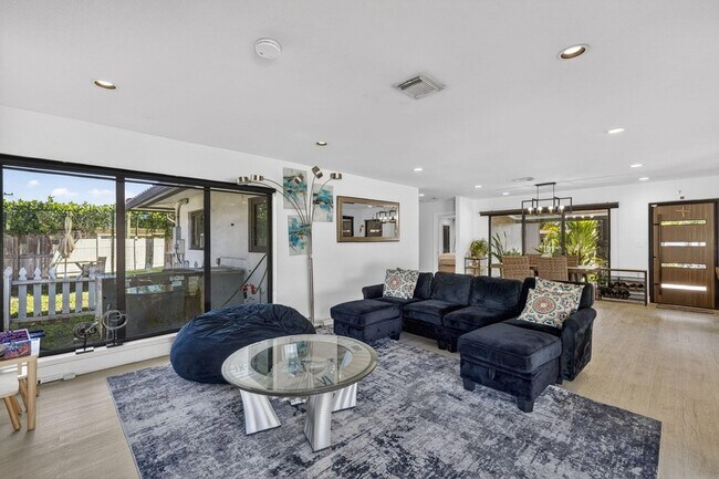 Building Photo - 2601 NE 8th Ct