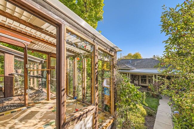 Building Photo - 2-Bedroom in Newlands with Secret Garden & Suite