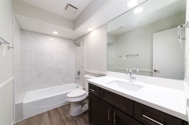 Building Photo - 154 Old Bridge Lake St