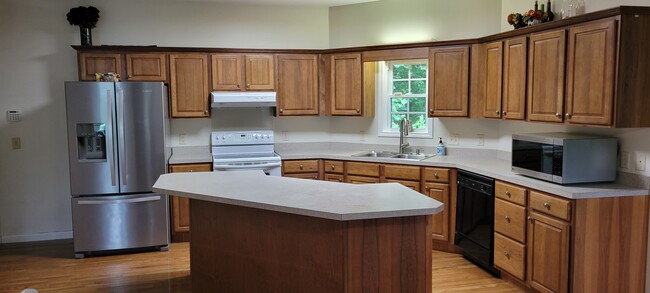 Building Photo - 690 Pinewood Dr