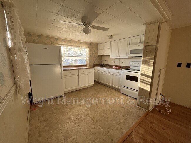 Building Photo - 2050 Lullaby Dr