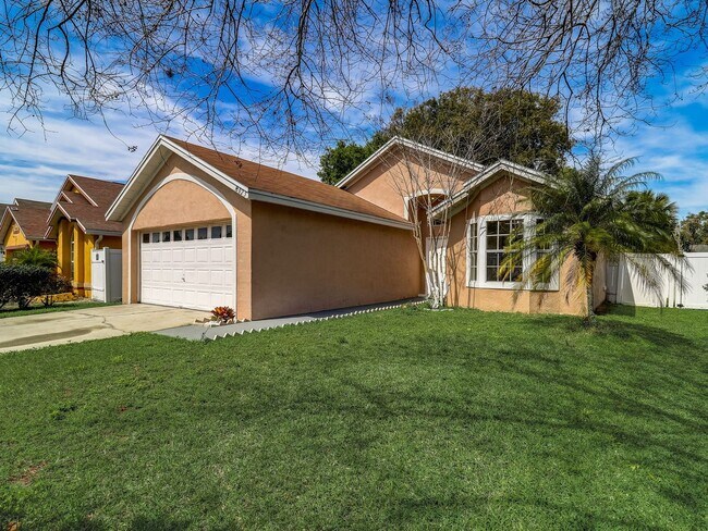 Building Photo - Beautiful 3-bedroom 2-bathroom house in th...