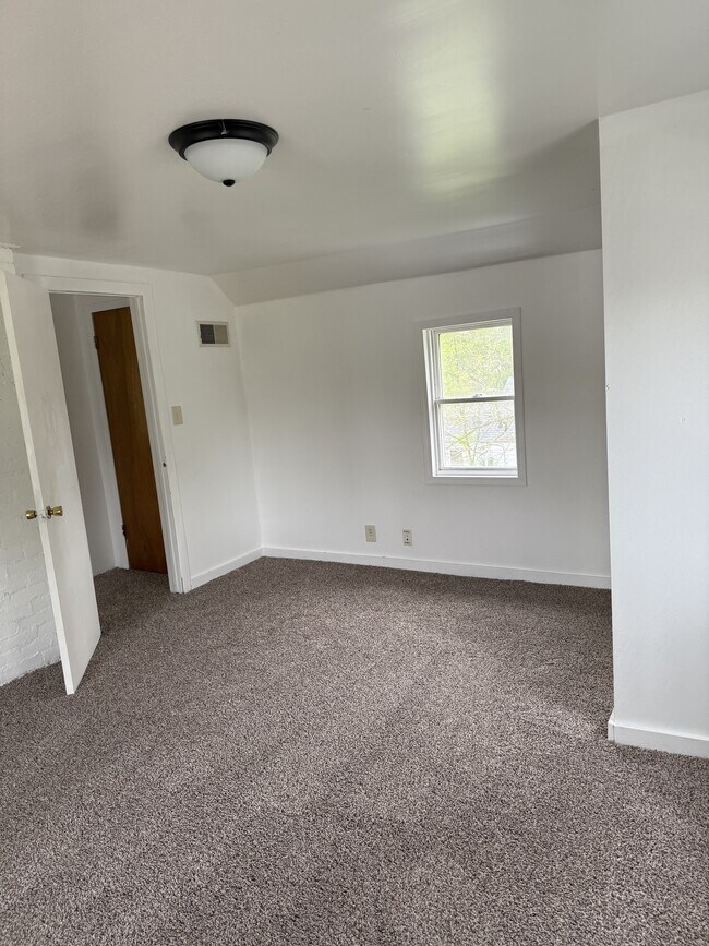 Building Photo - 5009 Hoagland Ave