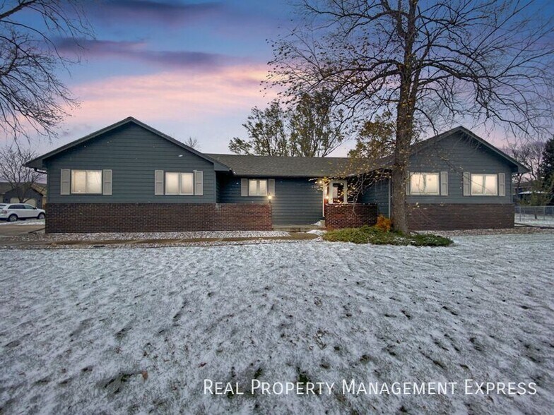 Primary Photo - Spacious 4 bedroom 3 bathroom