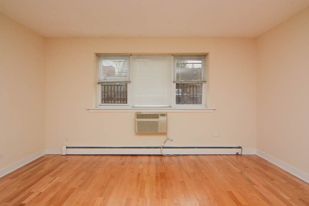 Building Photo - 630 W Wrightwood Ave