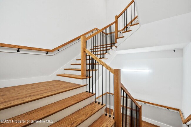 Building Photo - 19 W River St