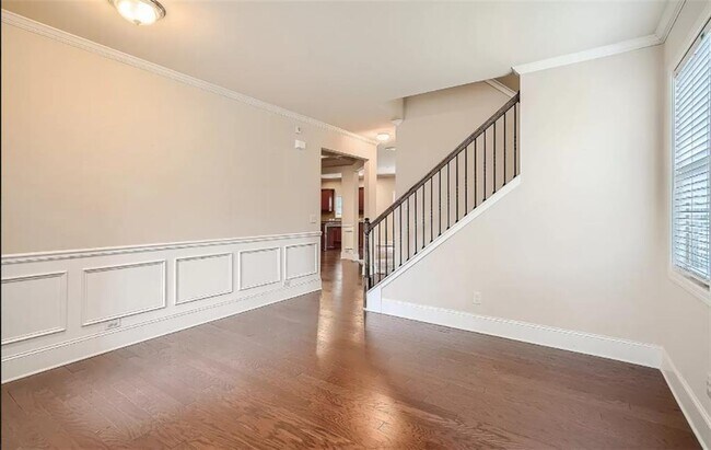 Building Photo - 710 Collingsworth Ln NE
