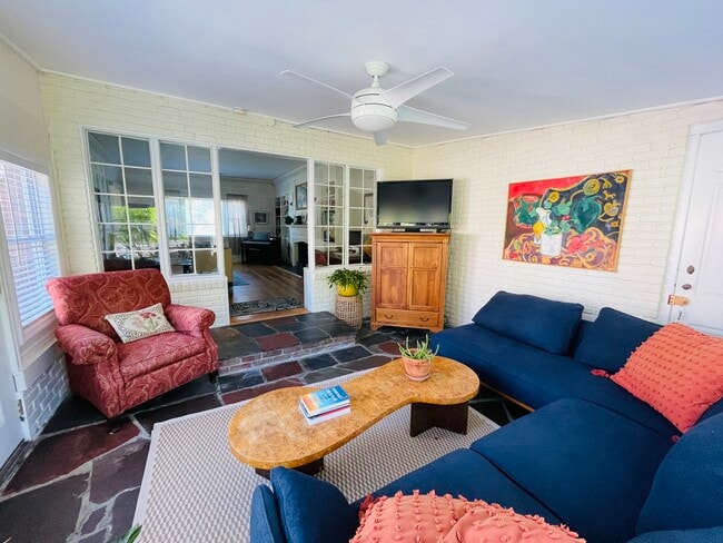 Building Photo - 805 2nd St N