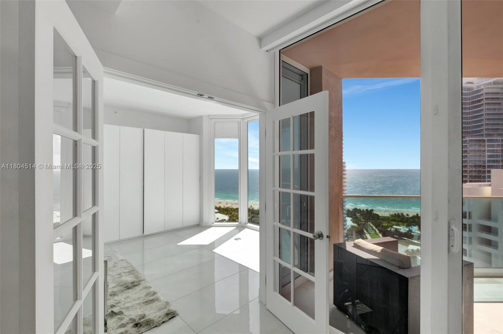 Building Photo - 300 S Pointe Dr