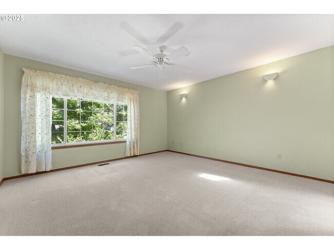 Building Photo - 3-Bedroom Home with Granite Kitchen, Family Room & Private Deck