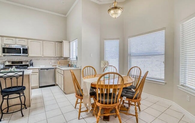 Building Photo - Short Term leases optionn4 Bedrooms 3 baths( near by Sunland Park Dr & Mesa St)