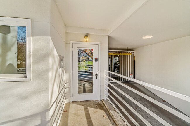 Building Photo - 1 Bedroom Apartment Next To Cal Anderson Park! *Utilities and Garage Parking Included!*