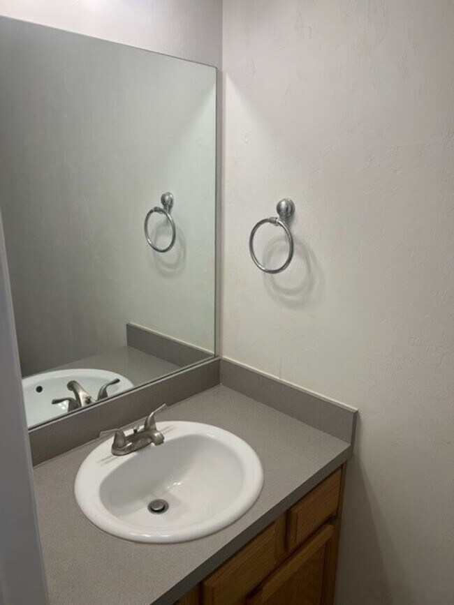 Building Photo - Spacious townhome in Kensington North